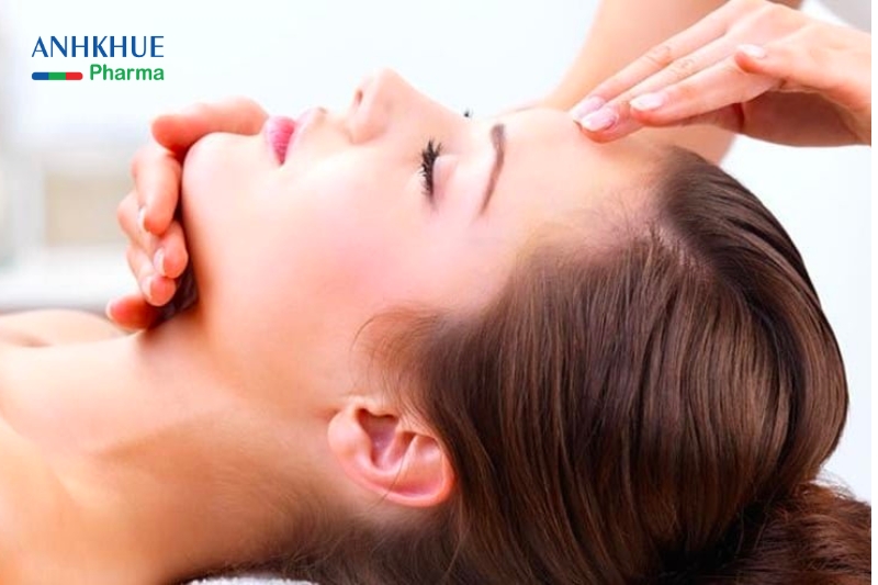 Massage mặt giúp kích thích lưu thông máu
