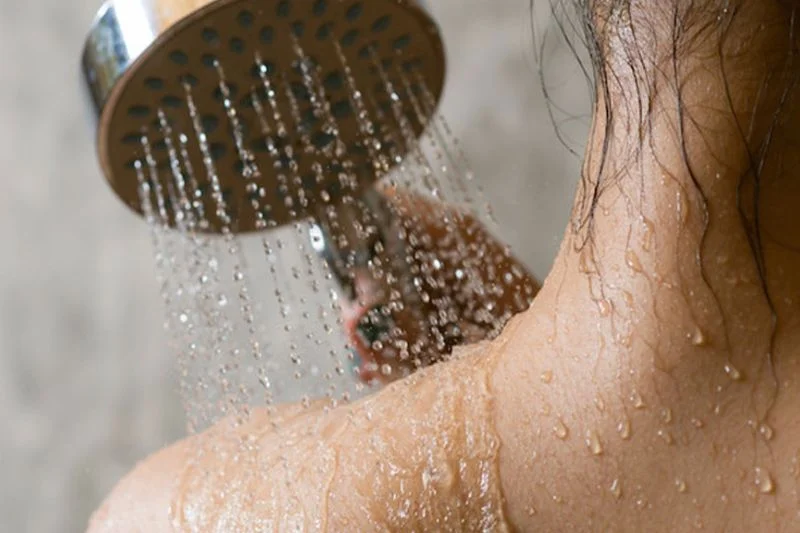 Tắm nước nóng quá lâu sẽ làm da bị khô ngứa, kích ứng và nổi mụn hơn