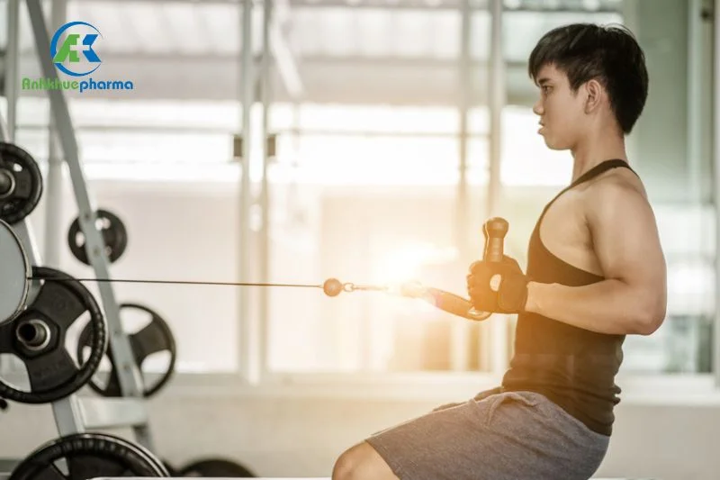 Bài tập kéo dây cáp với dây kháng lực tác động vào cơ ngực và bắp tay sau, đồng thời giảm thiểu cơn đau lưng hiệu quả