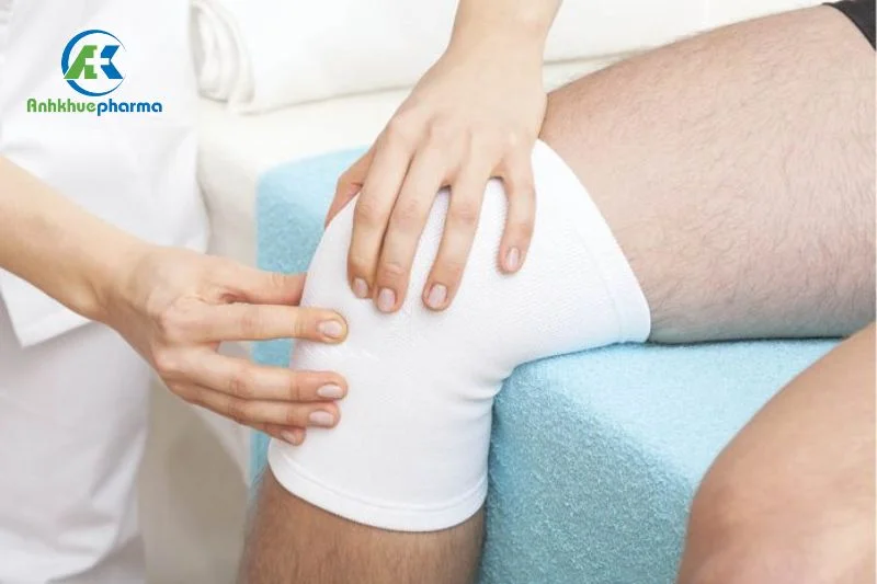 Điều trị rách sụn chêm gối chủ yếu là chườm đá, dùng thuốc giảm đau, chống viêm, chống phù nề...