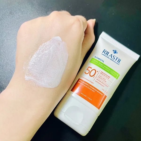 Kem chống nắng Rilastil Acnestil có chất kem mỏng nhẹ, dễ dàng thẩm thấu vào da nhanh chóng
