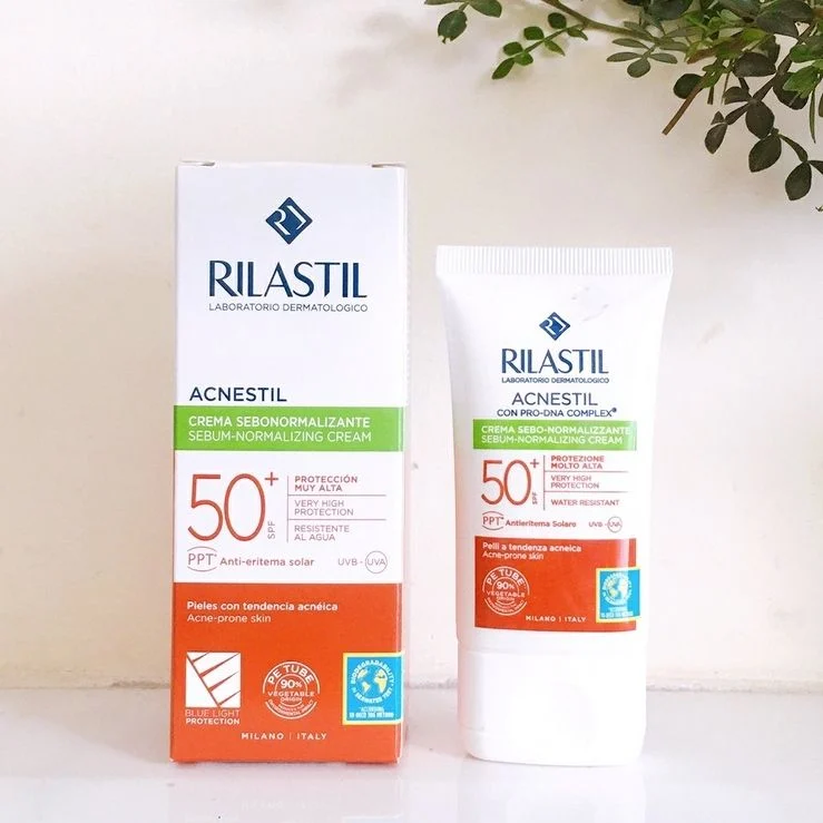 Kem chống nắng Rilastil Acnestil bảo vệ da khỏi tia UVA/ UVB; ngăn ngừa dấu hiệu lão hóa và sạm da