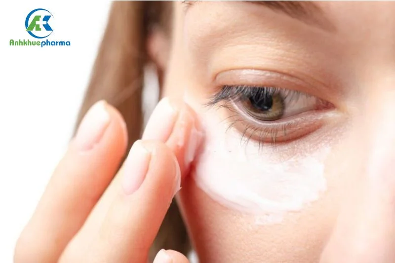 Vùng da quanh mắt rất mỏng và nhạy cảm, không nên bôi Retinol ở vùng da này để tránh kích ứng, bong tróc 