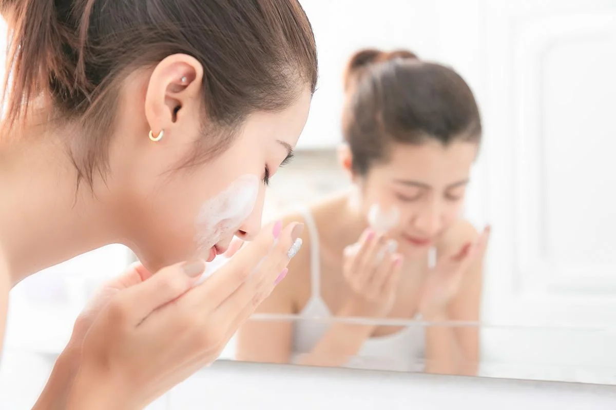 Vệ sinh da mặt đúng cách để giúp làn da thêm mịn màng, săn chắc