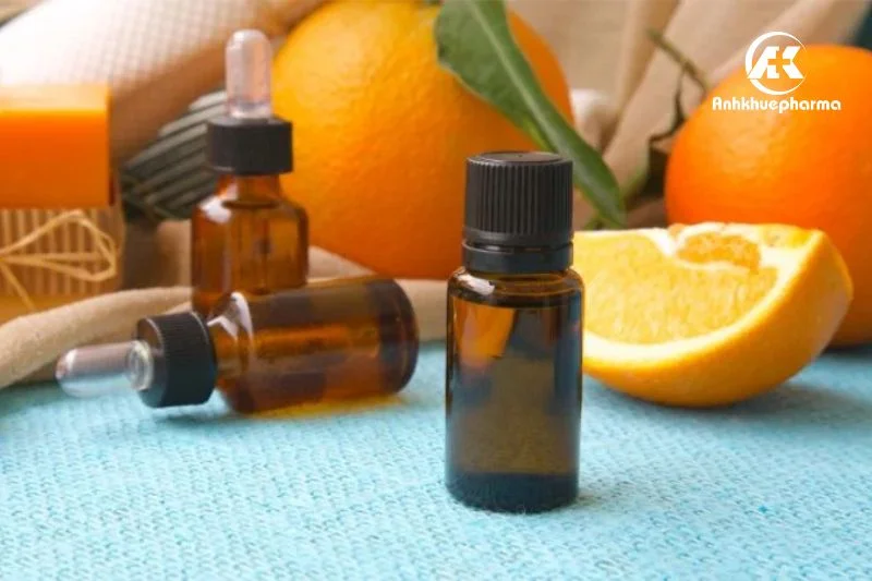 Tác dụng phụ thường gặp khi dùng mỹ phẩm chứa tinh dầu cam quýt vào ban ngày là kích ứng, đỏ rát, thậm chí có thể gây bỏng nắng hoặc phồng rộp nếu da tiếp xúc trực tiếp với ánh nắng mặt trời mạnh