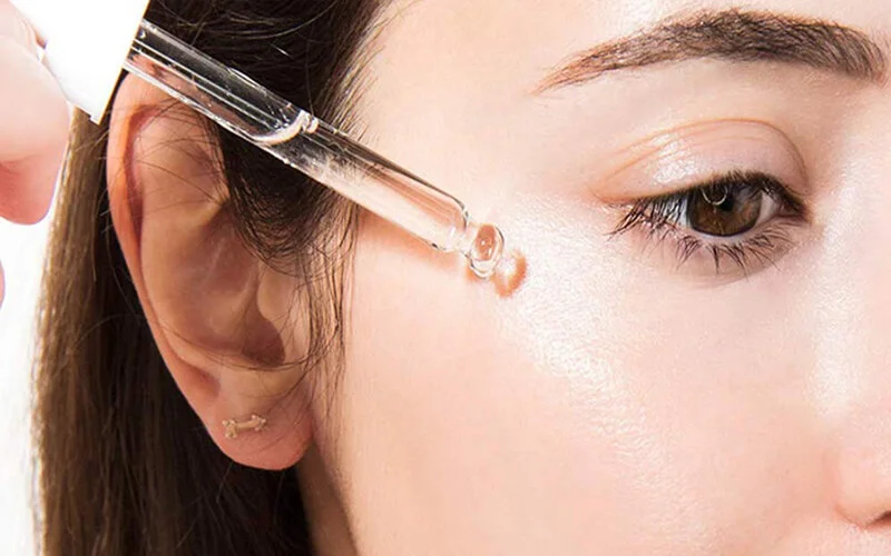 Chất chống oxy hóa sẽ ngăn ngừa tình trạng sắc tố da, các đốm sạm đen, từ đó da bạn sẽ sáng và đều màu hơn