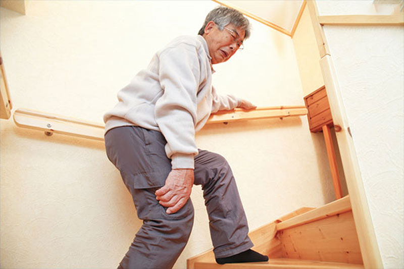 Khoảng 60% người cao tuổi gặp phải tình trạng đau nhức xương khớp, ảnh hưởng đáng kể đến khả năng di chuyển