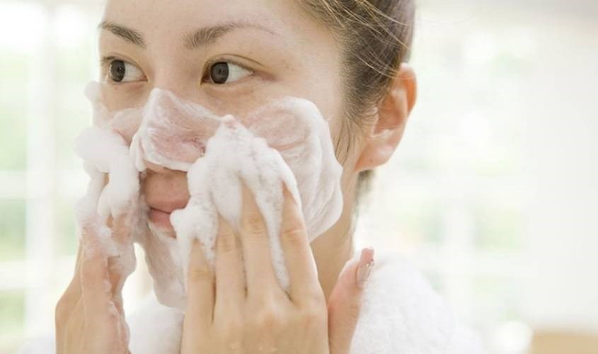 Rửa mặt quá thường xuyên sẽ khiến da bị bào mòn, mỏng hơn, dễ kích ứng và gây mụn