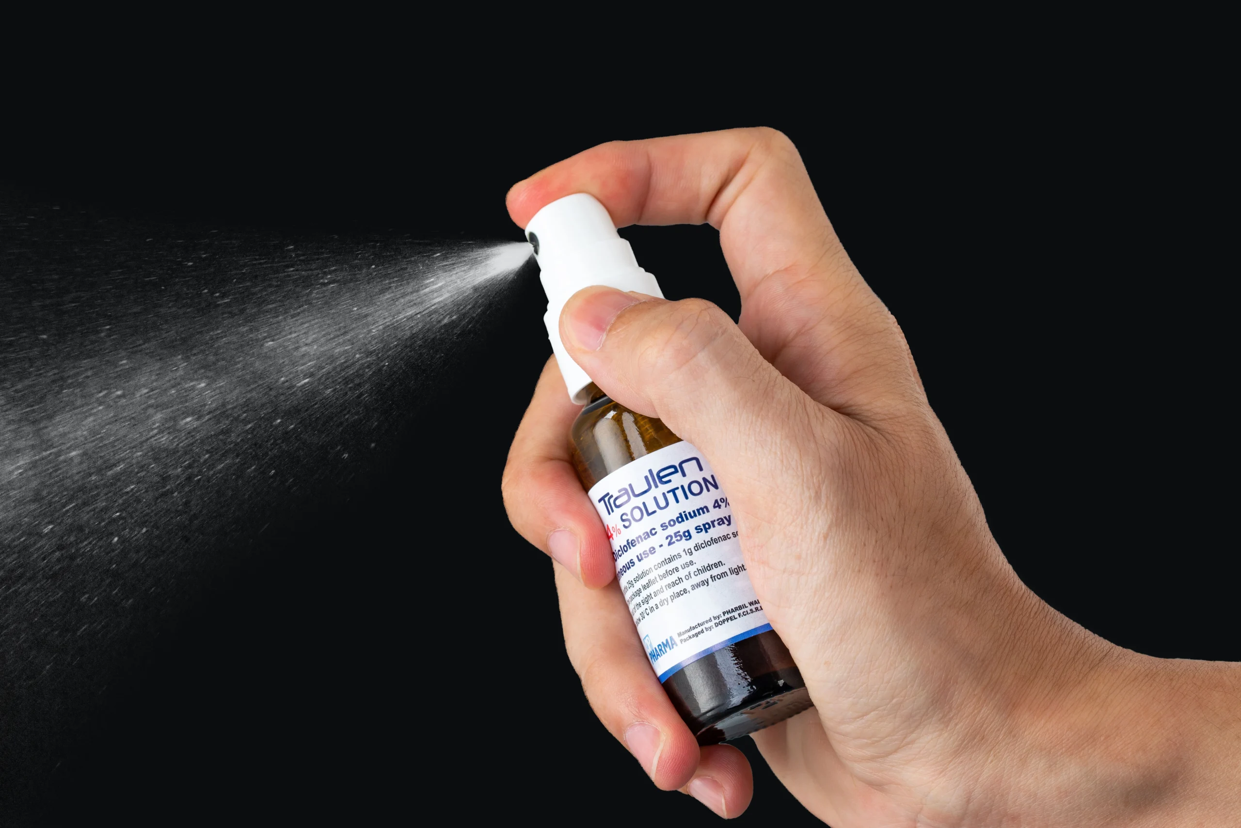 Thuốc xịt Traulen 4% Solution giảm đau, chống viêm, điều trị tại chỗ các cơn đau và viêm liên quan đến thấp khớp hoặc chấn thương ở khớp, cơ, gân và dây chằng