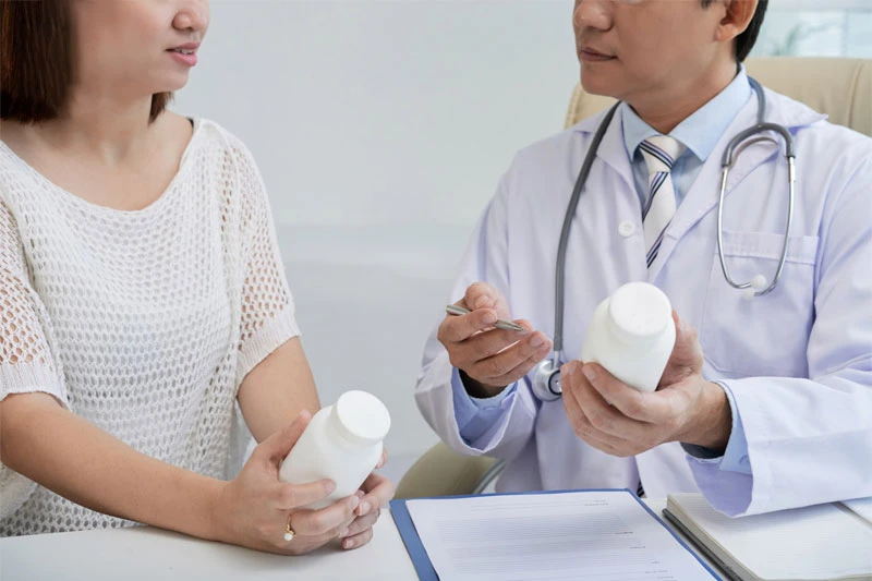 Mua thuốc cắt liều: Bạn có đang phải trả chi phí "mập mờ"? Bạn cần mang đơn thuốc gốc được bác sĩ ký tên và đóng dấu đến các hệ thống nhà thuốc uy tín để mua
