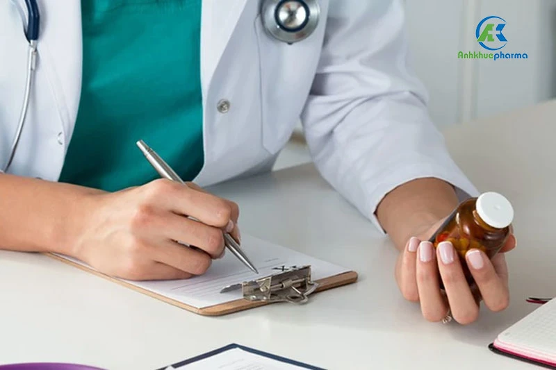 Mua thuốc cắt liều: Bạn có đang phải trả chi phí "mập mờ"? Nhiều người không kiểm tra kĩ thông tin và hạn sử dụng thuốc khi mua thuốc, dẫn đến tình trạng "tiền mất tật mang"