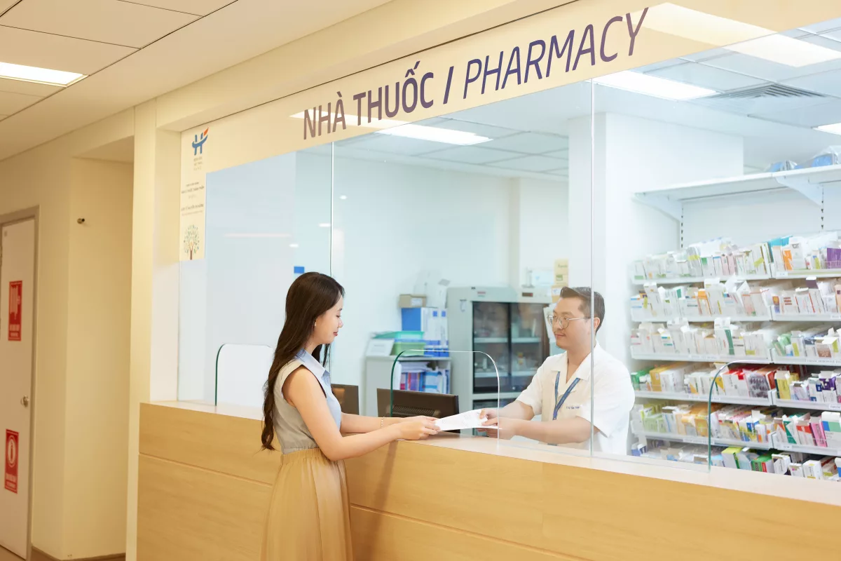 Mua thuốc cắt liều: Bạn có đang phải trả chi phí "mập mờ"? Dược sĩ tại các nhà thuốc chia nhỏ thuốc theo từng liều dùng (thường gói trong từng gói nhỏ hoặc vỉ) dựa trên triệu chứng của người bệnh và chỉ định của bác sĩ