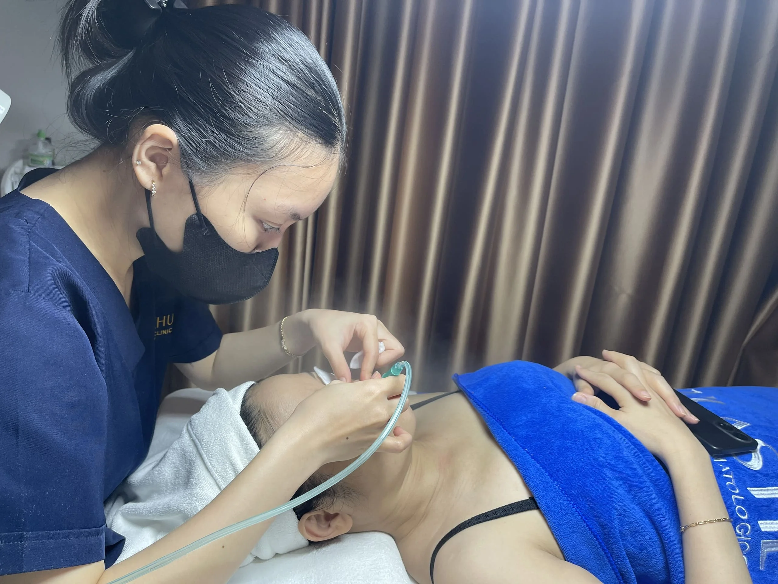 Đánh gục "quái vật" mụn đầu đen trong vỏn vẹn 5 bước! Xông mặt làm giãn nở lỗ chân lông, giúp đào thải bụi bẩn, bã nhờn và độc tố, hạn chế tình trạng mụn đầu đen