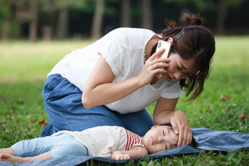 Cảnh giác với nguy cơ sốc nhiệt mùa nắng nóng: Cách phòng tránh và cấp cứu kịp thời Sốc nhiệt là tình trạng thân nhiệt cơ thể tăng quá cao khi tiếp xúc với nhiệt độ cao hoặc sinh hoạt/ làm việc trong môi trường “nóng” trong thời gian dài