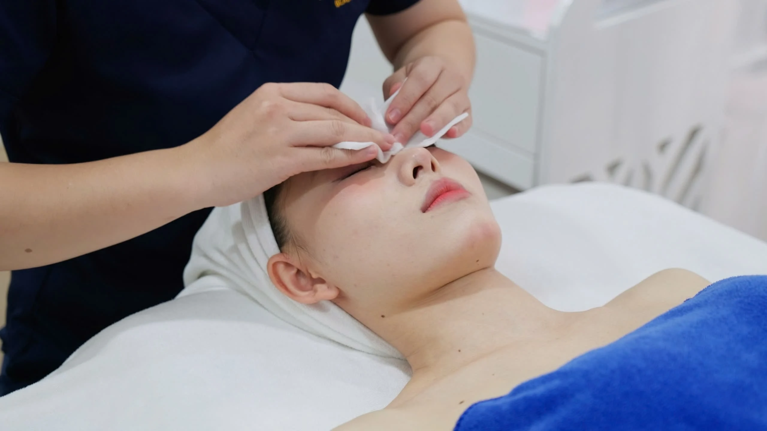 Cẩm nang layer các sản phẩm chăm sóc da đúng cách Tẩy trang và làm sạch da là bước nền tảng quyết định để có một làn da khỏe mạnh, ngăn ngừa mụn và hấp thụ dưỡng chất tốt nhất